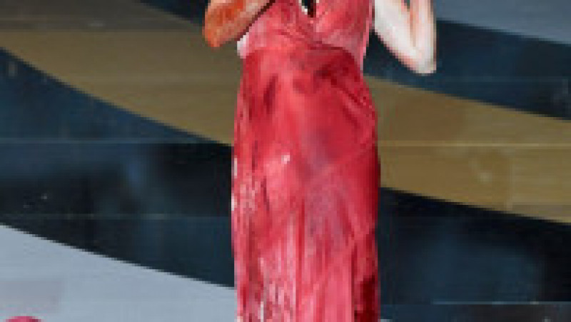 Corinne Masiero începe să se dezbrace pe scena Galei premiilor Cesar din 2021 Foto: Profimedia | Poza 4 din 7
