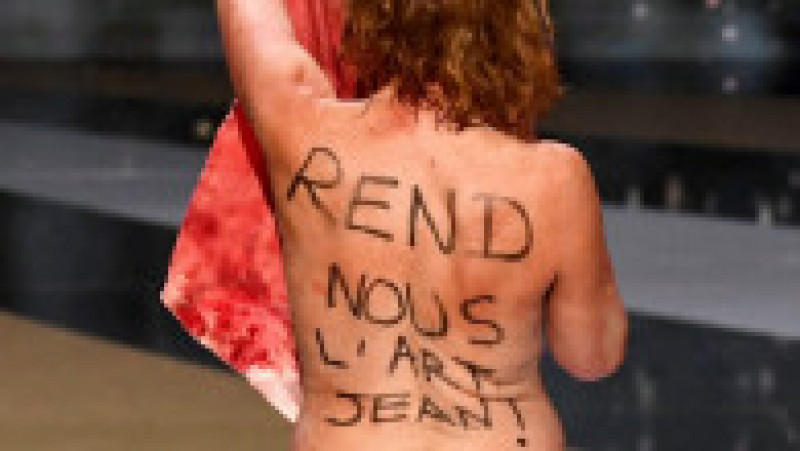 Corinne Masiero a rămas goală și își etalează mesajul de protest scris pe spate care îl vizează pe premierul Jean Castex Foto: Profimedia | Poza 7 din 7
