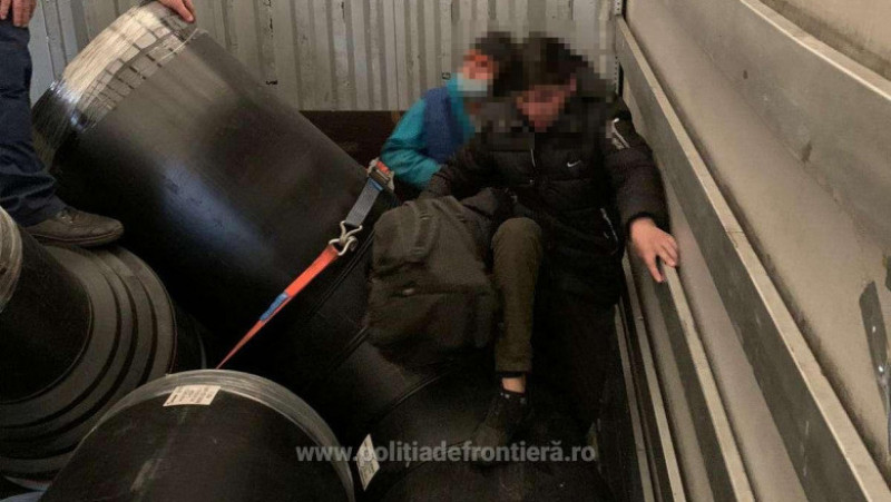 Migranți ascunși printre mărfurile transportate. Foto: Poliția de Frontieră