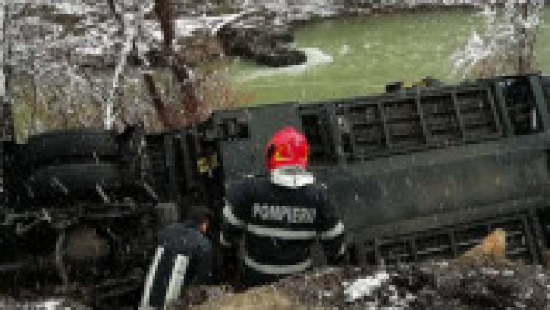 Un TIR s-a răsturnat pe malul râului Arieș. Șoferul a fost grav rănit. | Poza 3 din 3