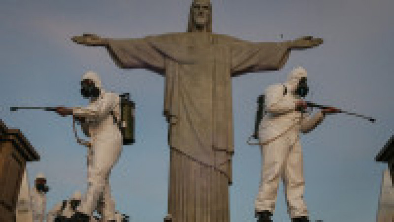 Militarii dezinfectează sanctuarul unde se află statuia lui Iisus din Rio de Janeiro. Foto: GettyImages | Poza 23 din 81