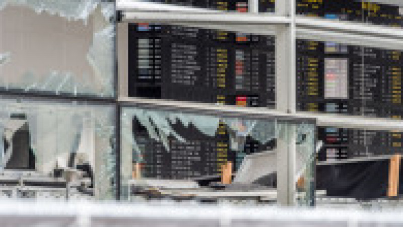 Geamuri spate pe aeroportul Zaventem din Bruxelles. Sursa foto: Profimedia Images | Poza 2 din 15