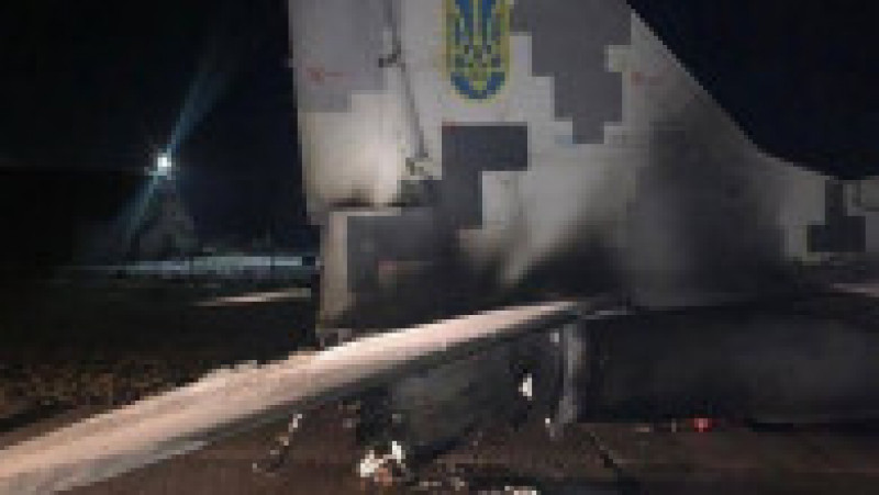 Un militar din Ucraina a intrat cu mașina într-un avion MiG-29. | Poza 4 din 5