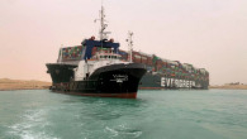 Remorchere au fost trimise pentru a scoate nava blocată în Canalul Suez. Foto: Profimedia Images / AFP PHOTO / HO / Suez Canal | Poza 3 din 3