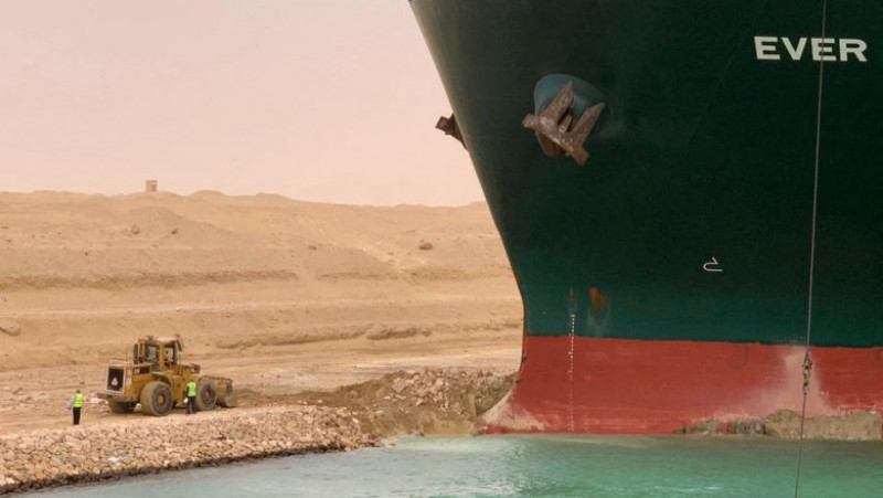 Nava blocată în Canalul Suez a lovit malul. Foto: Profimedia Images / AFP PHOTO / HO / Suez Canal