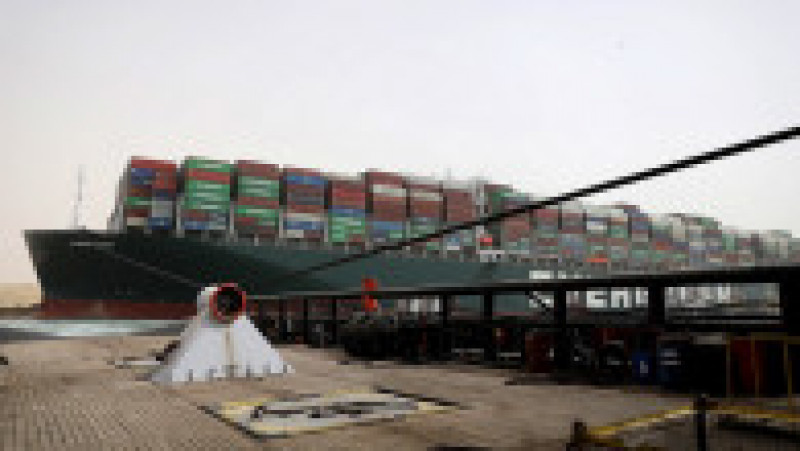 Eforturi uriașe pentru mutarea navei care blochează Canalul Suez FOTO: Agerpres | Poza 6 din 8