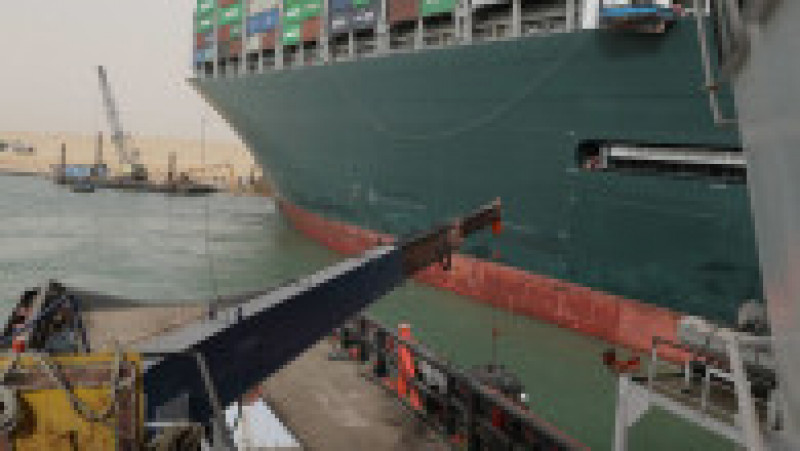 Eforturi uriașe au fost făcute pentru mutarea navei care blochează Canalul Suez FOTO: Agerpres | Poza 3 din 8