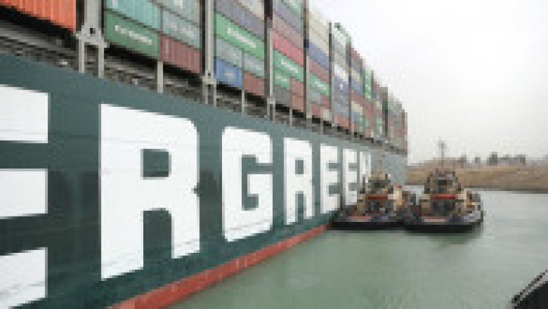Eforturi uriașe pentru mutarea navei care blochează Canalul Suez FOTO: Agerpres | Poza 6 din 11
