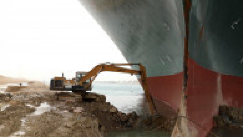 Eforturi uriașe pentru mutarea navei care blochează Canalul Suez Foto: Agerpres | Poza 5 din 8