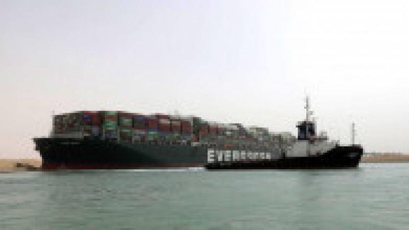 Eforturi uriașe pentru mutarea navei care blochează Canalul Suez FOTO: Agerpres | Poza 7 din 8