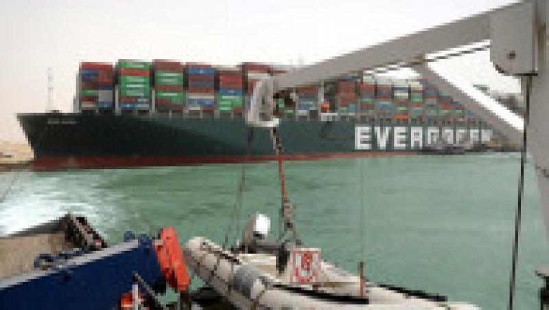 S-au făcut eforturi uriașe pentru mutarea navei care blochează Canalul Suez FOTO: Agerpres | Poza 2 din 8