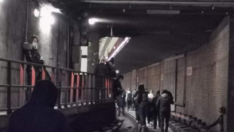 Sindicaliștii au ocupat șinele de la metrou la protestul spontan din 26 martie. Foto: Facebook: USLM