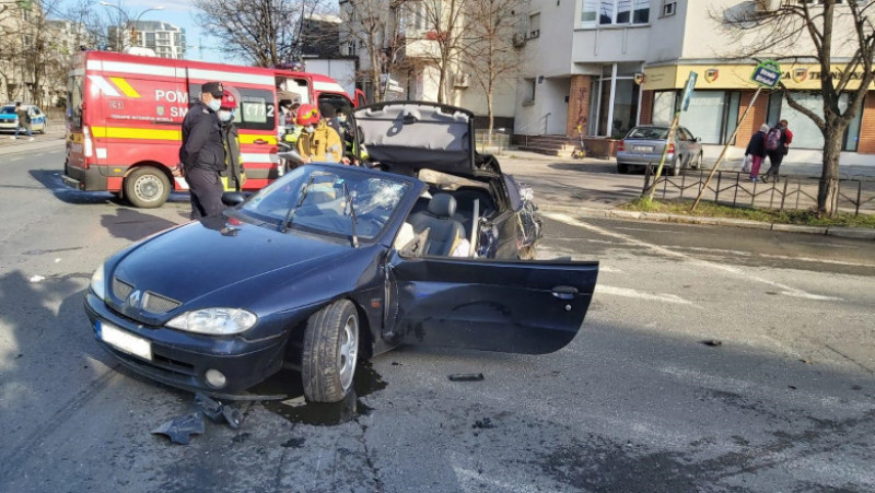 Un tânăr de 24 de ani a fost arestat după ce a condus fără permis, a fugit de poliție și a provocat un accident rutier. Foto: Poliția Română 