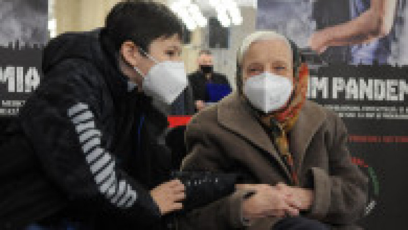 O femeie în vârstă de 105 ani a făcut a doua doză a vaccinului anti-COVID la un centru de vaccinare din București. FOTO Facebook RO Vaccinare | Poza 2 din 6