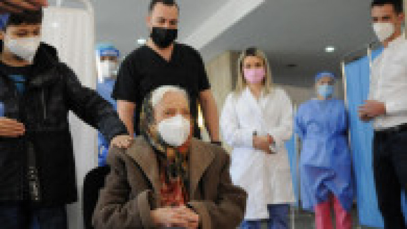 O femeie în vârstă de 105 ani a făcut a doua doză a vaccinului anti-COVID la un centru de vaccinare din București. FOTO Facebook RO Vaccinare | Poza 5 din 6