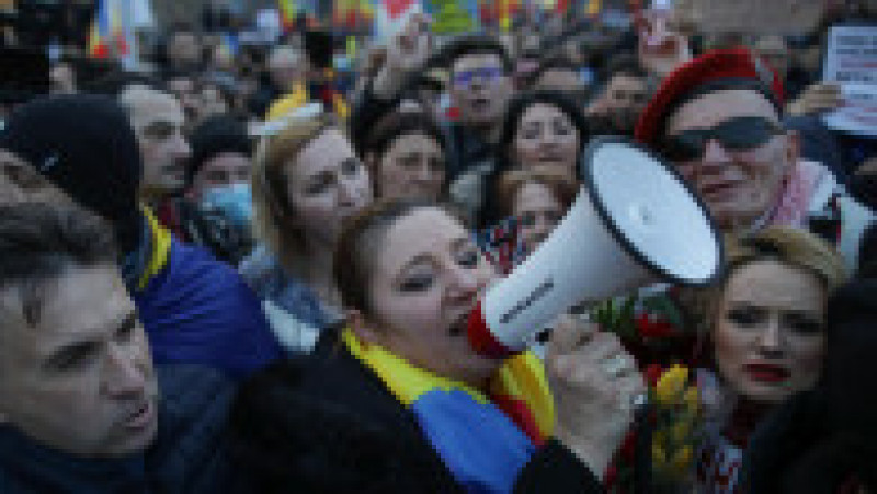 Protest anti-UE și împotriva restricțiilor la București. Senatorul Diana Șoșoacă, în mijlocul manifestanților Foto: Inquam Photos / Octav Ganea | Poza 8 din 11