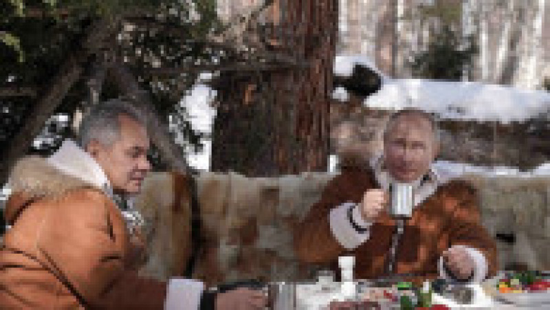 Vladimir Putin și Serghei Șoigu în taigaua siberiană. Foto: kremlin.ru | Poza 5 din 6