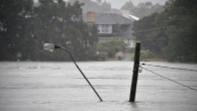 Stâlp de iluminat, sub ape, după ploile torențiale din Australia. Foto: Profimedia Images | Poza 1 din 7