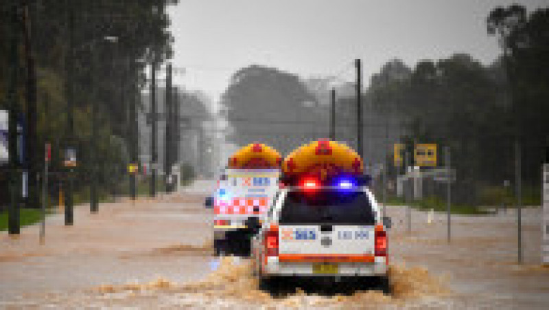 Ambulanțe merg pe drumurile inundate în New South Wales, Australia. Foto: Profimedia Images | Poza 7 din 7