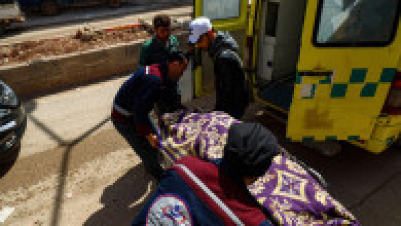 Pacient mort la Atareb, Siria, scos pe targă de brancardieri. Foto: Profimedia Images | Poza 5 din 5