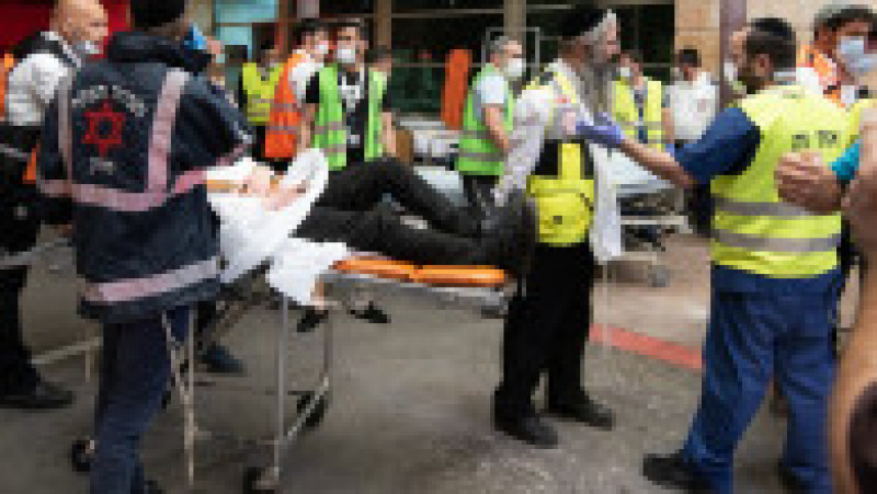 Un supraviețuitor al busculadei din Israel este transportat la spital Foto: Profimedia Images | Poza 2 din 6