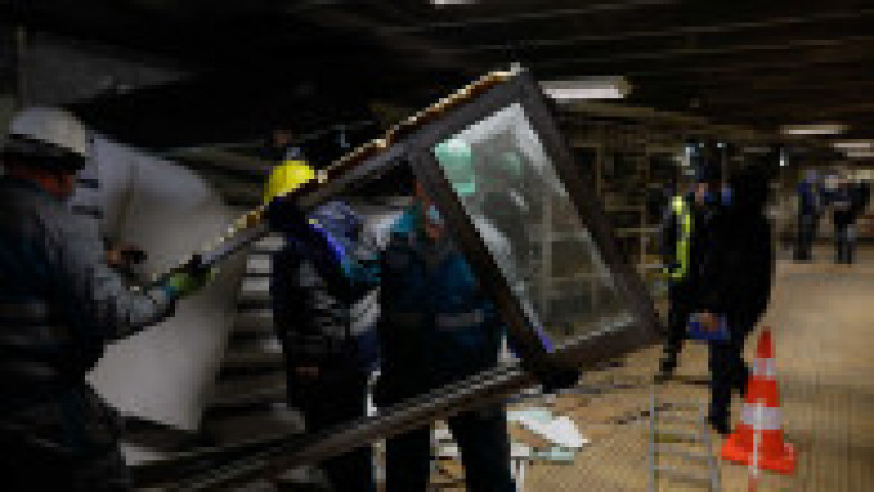 Demolarea spaţiilor comerciale de la metrou a început la staţia Ştefan cel Mare. Foto: Inquam Photos / George Calin | Poza 4 din 5