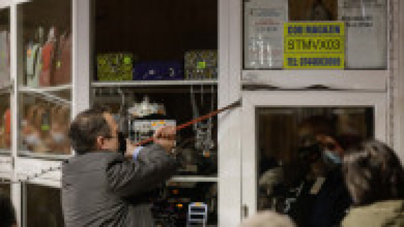 Directorul general Metrorex, Ștefan Paraschiv, s-a chinuit minute bune să deschidă ușa unui magazin cu o rangă. Foto: Inquam Photos / George Calin | Poza 3 din 5