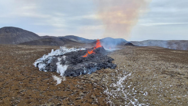 Erupția din Islanda a atras mii de turiști curioși. Foto: Profimedia Images / AFP Photo / Icelandic Coast Guard