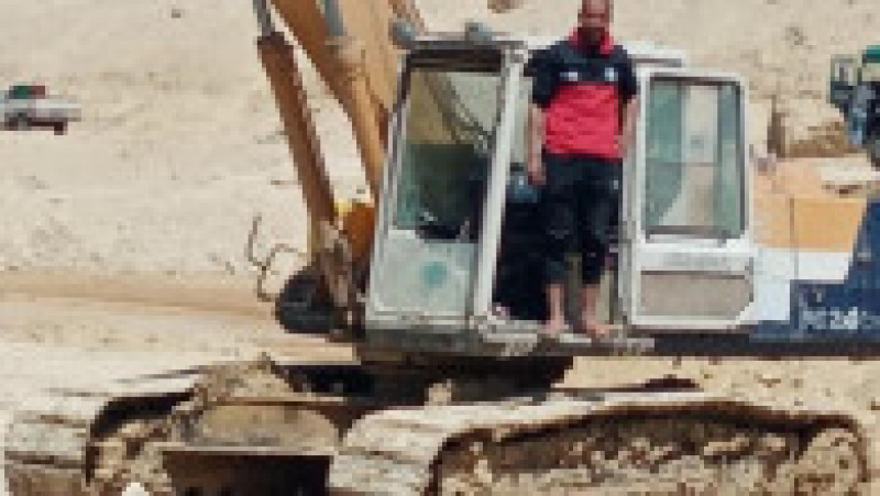 Abdullah Abdel-Gawad și excavatorul care a devenit vedeta internetului. Foto: Business Insider / Abdullah Abdel-Gawad / Facebook | Poza 1 din 11