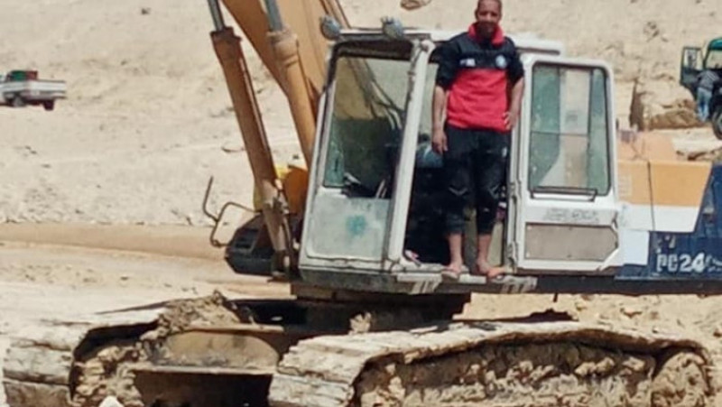 Abdullah Abdel-Gawad și excavatorul care a devenit vedeta internetului. Foto: Business Insider / Abdullah Abdel-Gawad / Facebook