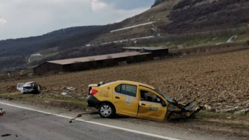 Accident grav: Trei morți și o femeie încărcinată rănită, după impactul frontal dintre două mașini pe DN1. Foto: Info Trafic Județul Sibiu