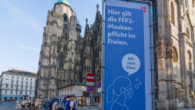 Semn care arată purtarea obligatorie a măștii FPP2 lângă catedrala Sf. Ștefan di Viena Foto: Profimedia | Poza 5 din 9