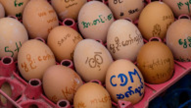 Manifestanții pro-democrație din Myanmar au desenat mesaje de protest pe ouăle de Paște. FOTO: Profimedia Images | Poza 3 din 6