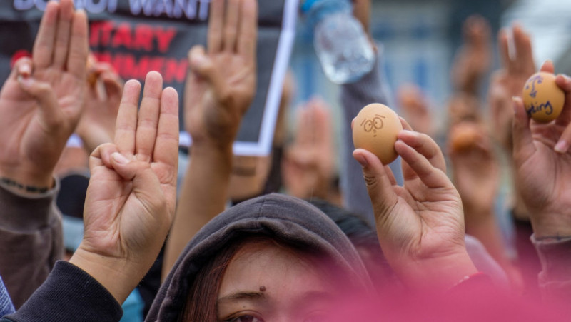 Manifestanții pro-democrație din Myanmar au desenat mesaje de protest pe ouăle de Paște. FOTO: Profimedia Images