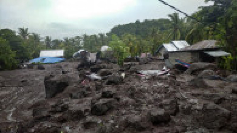 Inundaţiile şi viiturile provocate de ploile torenţiale au distrus zonele situate între insula indoneziană Flores şi Timorul de Est. FOTO: Agerpres | Poza 2 din 4