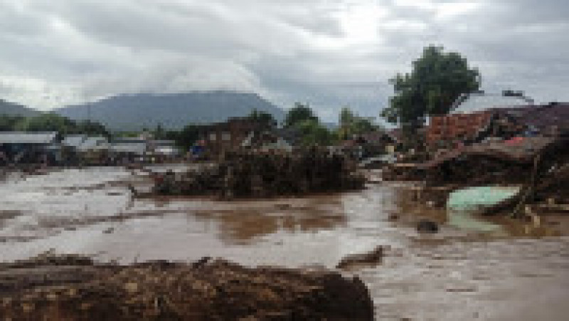 Inundaţiile şi viiturile provocate de ploile torenţiale au distrus zonele situate între insula indoneziană Flores şi Timorul de Est. FOTO: Agerpres | Poza 3 din 4