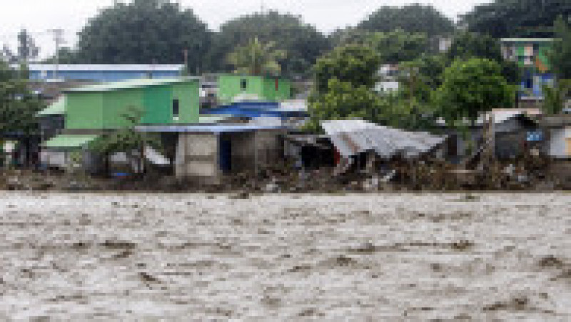 Inundaţiile şi viiturile provocate de ploile torenţiale au distrus zonele situate între insula indoneziană Flores şi Timorul de Est. FOTO: Agerpres | Poza 4 din 4
