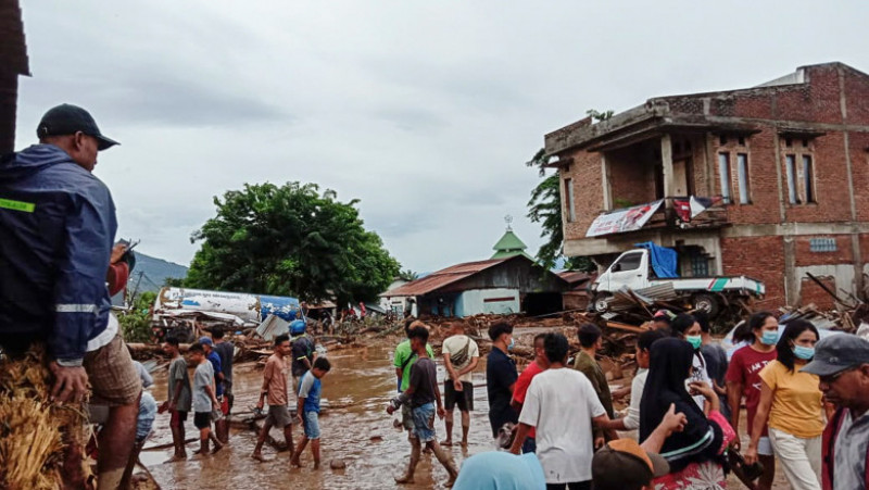 Inundaţiile şi viiturile provocate de ploile torenţiale au distrus zonele situate între insula indoneziană Flores şi Timorul de Est. FOTO: Agerpres
