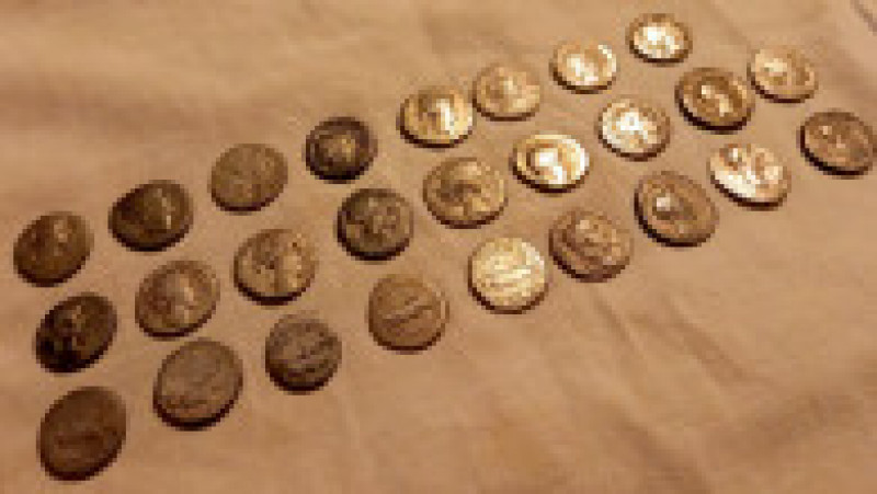 Tezaur format din 42 de monede romane descoperit lângă fosta cetate dacică de la Stârciu. Foto: Facebook/Muzeul Judeţean Zalău | Poza 8 din 8