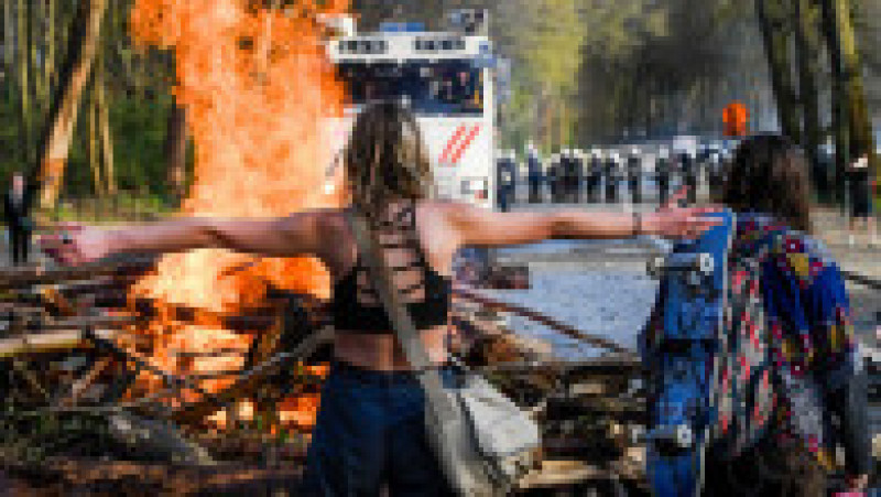 O petrecere ilegală în parc s-a transformat într-o adevărată luptă a tinerilor cu poliția Foto: Profimedia | Poza 9 din 15