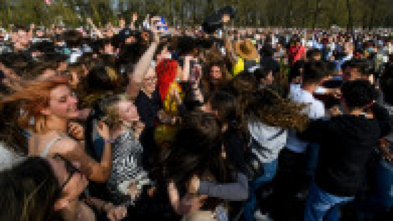 Mii de tineri au petrecut într-un parc din Bruxelles fără să le pese de distanțare, în plină carantină Foto: Profimedia | Poza 3 din 15