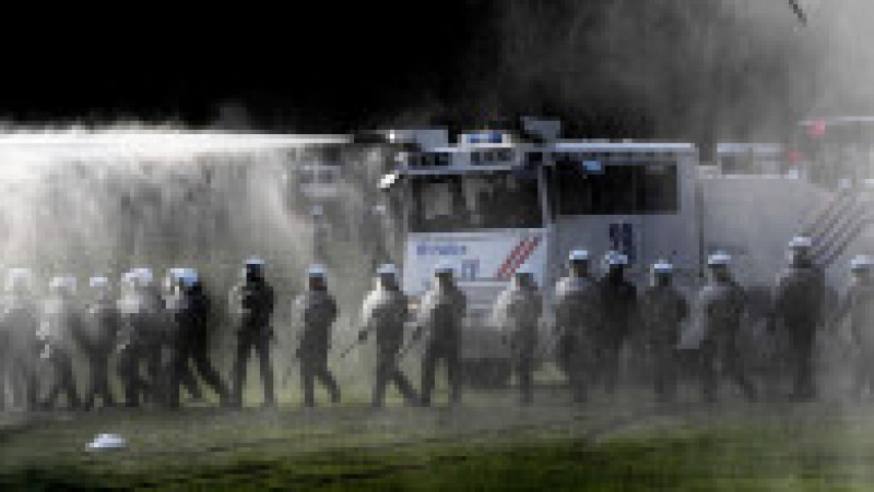 Forțele de ordine au recurs la tunurile cu apă pentru a-i împrăștia pe petrecăreți Foto: Profimedia | Poza 8 din 15