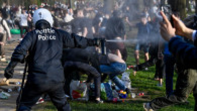 Poliția a recurs la gaze lacrimogene pentru a-i dispersa pe tinerii dornici de petrecere în pandemie Foto: Profimedia | Poza 11 din 15