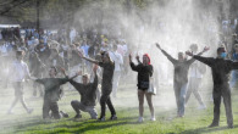 Poliția a folosit tunuri cu apă pentru a împrăștia petrecerea ilegală din caratină Foto: Profimedia | Poza 14 din 15