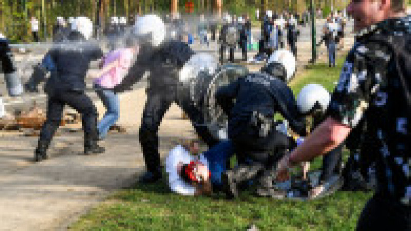 Farsa de 1 aprilie s-a transformat într-o confruntare cu poliția Foto: Profimedia | Poza 15 din 15