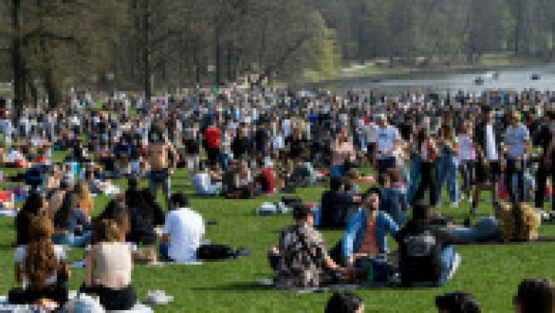 Mii de tineri s-au adunat într-un parc din Bruxelles dând curs unui apel-farsă publicat pe Facebook care anunța un festival, deși e carantină Foto: Profimedia | Poza 5 din 15