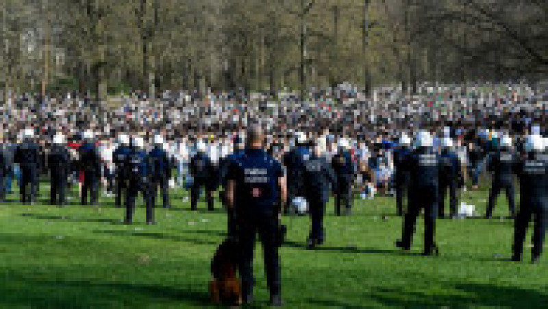 Un eveniment-farsă pe Facebook a adunat mii de tineri într-un parc din Bruxelles, deși sunt interzise grupurile mai mari de patru persoane | Poza 7 din 15