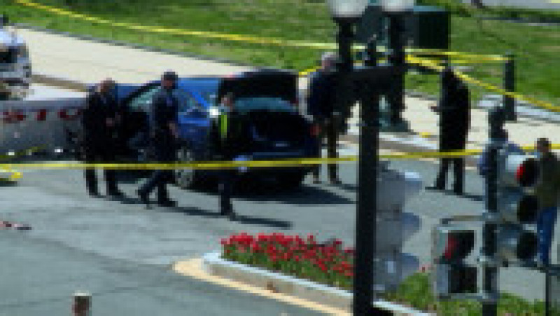 Un vehicul a lovit doi polițiști încercând să forțeze bariera de intrare la Capitoliu Foto: CNN | Poza 2 din 10
