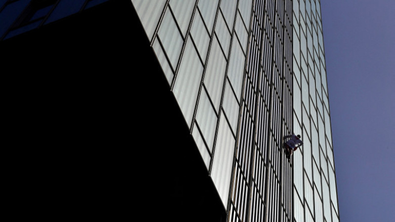Un cascador a escaladat fără echipamente de siguranţă una dintre cele mai înalte clădiri din Europa. Foto: Profimedia