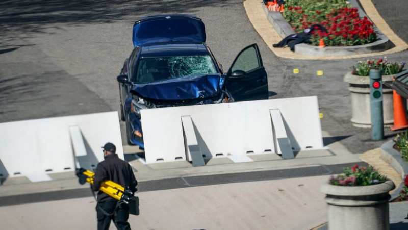 Incident de securitate la Capitoliu, 2 aprilie 2021. O mașină a intrat intenționat într-o barieră de securitate de la Capitoliu, lovind doi polițiști. Unul dintre ei a murit, iar atacatorul a fost împușcat mortal Foto: Profimedia 